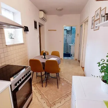 Happy Days Apartment *